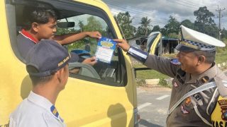 Operasi Keselamatan Seligi 2025, Satlantas Polres Bintan Berbagi Brosur Tata Cara Berkendara