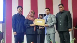 Ahdi Muqsith Menyerahkan Ranperda Penyelenggaraan Kabupaten Layak Anak ke DPRD
