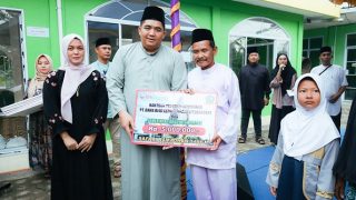 Awal Safari Ramadan, Roby-Deby Menyerahkan Bantuan Rp10 Juta dan 80 Paket Sembako