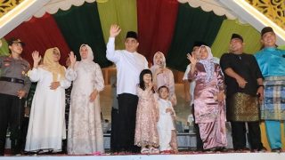 Bupati dan Wabup Bintan Melepas Puluhan Kendaraan Hias Peserta Pawai Takbir