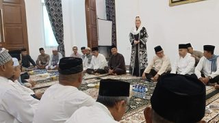 Cen Sui Lan dan Raja Mustakim Menyerahkan Zakat Mal buat Ratusan Mubalig Natuna