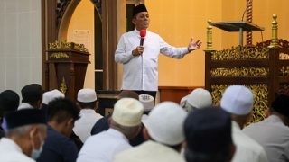 Ansar Ahmad Menyerahkan Bantuan Rp40 Juta untuk Masjid Jami Al Muflihun Sei Jang