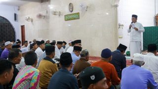 Gubernur Kepri Ansar Ahmad Berbuka Puasa Bersama dan Menyerahkan Bantuan di Bintan