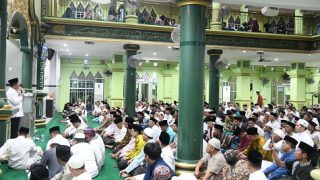 Safari Ramadan di Masjid Baitul Azhim, Gubernur Kepri Menyerahkan Bantuan Rp150 Juta