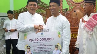 Ansar Ahmad Menyerahkan Bantuan Rp80 Juta untuk Masjid As Sahl Tanjungpinang