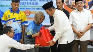 Ansar Ahmad Menyerahkan Hibah Kendaraan Operasional dan Sembako buat Atlet Disabilitas Kepri