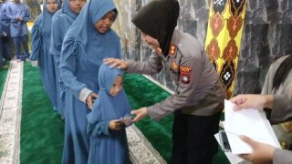 Kapolres Bintan Berbagi Rezeki buat Anak Yatim Saat Memperingati Nuzulul Quran