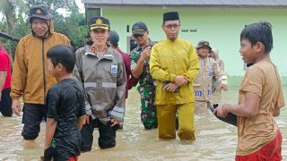 Kapolres Bintan Turun ke Lokasi Banjir, Ternyata Sejumlah Warga Memilih Bertahan