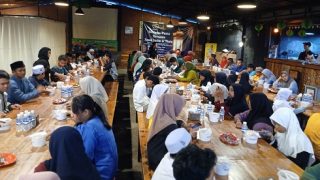 PWI Bintan dan Pengusaha Kopi Tiam Berbuka Puasa dengan Seratus Anak Yatim Piatu