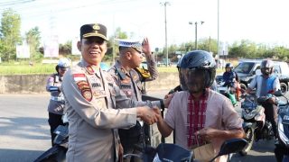 Program Polri Berbagi, Polres Bintan Membagi-bagikan Ratusan Paket Takjil