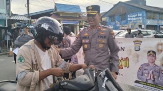 Polres Bintan Berbagi Takjil di Simpang Pos Lantas Tanjunguban