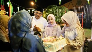 Usai Pawai Takbir Idulfitri 1446 Hijriah, Wabup Bintan Deby Maryanti Menerima Kado Spesial dari Bupati
