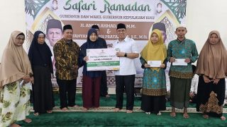 Wakil Gubernur Kepri Menyerahkan Hibah Baznas Saat Safari Ramadan di Tiban