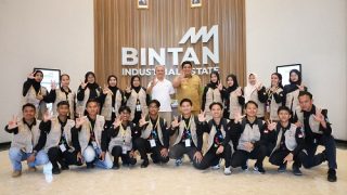 Roby Kurniawan Memperkenalkan Ekspor Produk di Industri Lobam kepada Bintan Young Leaders