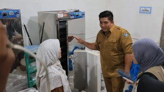 Bupati Bintan Memperkenalkan UMKM Sentra Kerupuk kepada Peserta Bintan Young Leaders