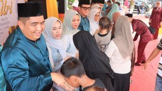 Bupati dan Wakil Bupati Bintan Halalbihalal dengan Ribuan Warga, Anak-anak Dapat Angpau