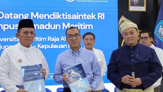 Gubernur Kepri Ansar Ahmad Mendampingi Mendiktisaintek RI Berdialog di UMRAH Tanjungpinang