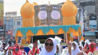 Kafilah Mengarak Replika Alquran Berukuran ‘Raksasa’ untuk Memeriahkan Pawai Taaruf Pembukaan MTQH Ke-XIV Bintan