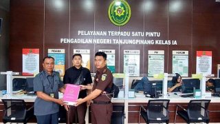 Kejari Melimpahkan Berkas Perkara Dua Tersangka Korupsi di DLH Karimun ke PN Tanjungpinang