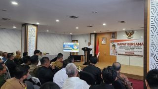 Nyanyang Haris Pratamura Memimpin Rapat LKS Tripartit dan Dewan Pengupahan Kepri