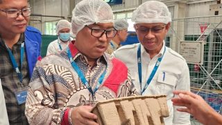 Wagub Kepri Meninjau Industri Daur Ulang Sampah Plastik Milik PT Free The Sea