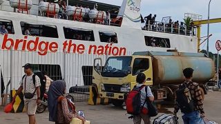 Liburan Waisak, Kapal Roro Cuma 2 Armada, Kendaraan Menumpuk di Punggur