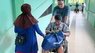 Libur Hari Besar Keagamaan, Bripka Bambang Beriamtoro Mendampingi Pengojek Kurang Beruntung ke RSUD Tanjungpinang