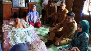 Bupati Bintan Mengunjungi Lansia yang Mampu Menyekolahkan Tiga Anak hingga Sarjana, Kondisinya Memprihatinkan