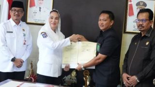 Cen Sui Lan dengan Kepala Pengadilan Agama Menandatangani MoU Perlindungan Anak dan Perempuan Pascaperceraian