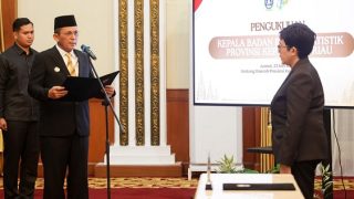 Ansar Ahmad Mengukuhkan Dr Margaretha Ari Anggorowati sebagai Kepala BPS Kepri