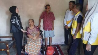 Roadshow Lagi, Ketua LKKS Bintan Menyerahkan Tiga Kursi Roda buat Lansia di Bintan Timur