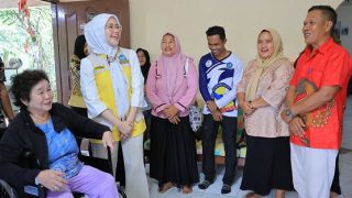 Hafizha Rahmadhani Roadshow Membagikan Kursi Roda buat Lansia