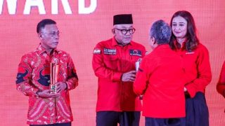 Lis Darmansyah Meraih Penghargaan Trisakti Tourism Award Kategori Wisata Sejarah Pulau Penyengat