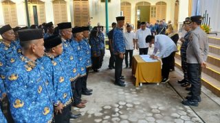 Roby Kurniawan Melantik Nenek Tujuh Cucu Jadi PPPK Tambelan