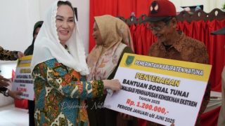 Bupati Natuna Serahkan Bantuan Sosial Tunai kepada 83 KPM di Serasan