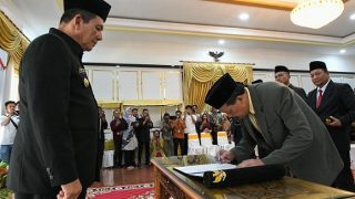 Ansar Ahmad Melantik Mantan Sekwan Bintan menjadi Kepala BP Karimun, Berikut Nama-nama Pejabatnya