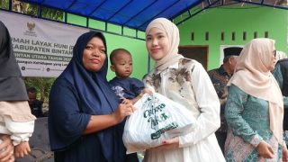 Hafizha Serahkan Rumah Layak Huni dari Baznas dan Salurkan Bantuan Paket Stunting di Bintan Utara
