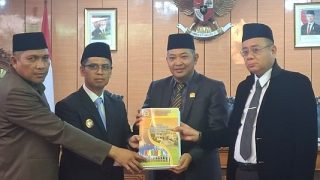 Bupati Karimun Menyerahkan Rancangan KUA PPAS Perubahan APBD 2025