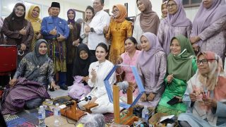 Ansar Ahmad Memperkenalkan Budaya Melayu dan Produk UMKM kepada Gubernur Maluku Utara Sherly Tjoanda