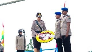 Polres Bintan Ziarah dan Tabur Bunga di Laut