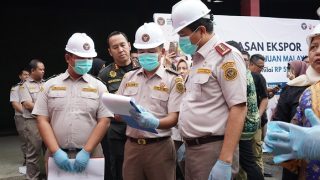 Sebelum Ekspor ke Malaysia, Karantina Kepri Sertifikasi 19,2 Ton Daging Kelapa PT Heng Guan Batam Industries