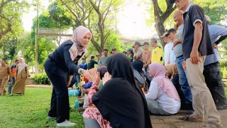 Deby Maryanti Beri Semangat bagi Petugas Kebersihan pada Saat Efisiensi Anggaran