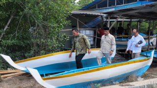 Gubernur Kepri dan Ketua DPRD Menyerahkan Bantuan Alat Tangkap untuk 414 Nelayan di Pulau Kasu Batam