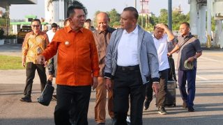 Gubernur Kepri Menyambut Wamen Kemenko Polhukam RI Menjelang Peluncuran Stockpile Bijih Bauksit di Kepri