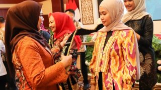 Hafizha Rahmadhani Menerima Selempang Bunda GenRe dari Hj Dewi Kumalasari