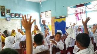 Di SDN 009 Lingga, Mahasiswa KKN Stisipol Beri Edukasi Tiga Perilaku yang Harus Dihindari Menjadi Teman Hebat
