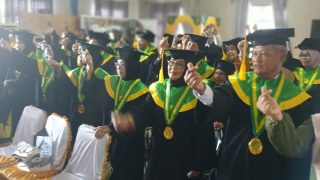 Puluhan Lansia Wisuda, Bupati Bintan: Nanti Kita Cari Solusi Program Setelah Sekolah