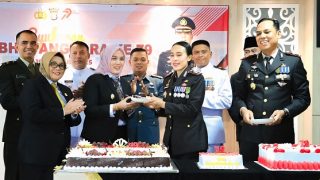 Deby Maryanti Menghadiri Upacara dan Syukuran Hari Bhayangkara ke-79 di Polres Bintan