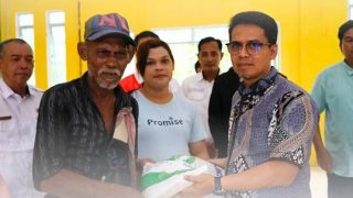 Bupati Karimun Serahkan Bantuan Pangan untuk Juni-Juli 2025, Pastikan Ketahanan Pangan Warga