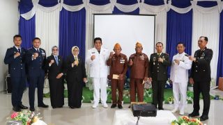Mengunjungi Veteran Usai Upacara HUT Kemerdekaan RI, Roby-Deby: Doakan Kami untuk Membangun Bangsa